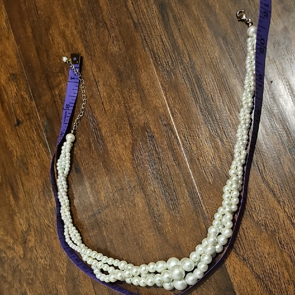 Elegant White Pearl Necklace - Picture 3 of 3